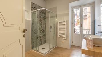 Dusche, Haartrockner, Handtücher, Seife
