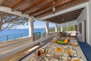 تناول الطعام بالخارج