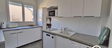 Réfrigérateur, micro-ondes, four, lave-vaisselle