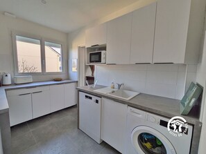 Geladeira, micro-ondas, fogão, lava-louças