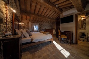 7 bedrooms, WiFi, bed sheets