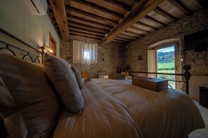 7 bedrooms, WiFi, bed sheets