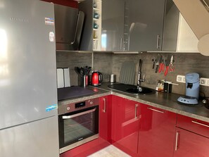 Kühlschrank, Mikrowelle, Ofen, Herdplatte