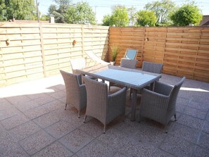 Outdoor dining - Charming gîte with air conditioning, parking and terrace near Saint-Amand-les-Eaux (Flines-lès-Mortagne)