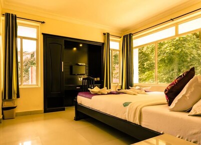 HOTEL EMERALD INN