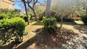 A courtyard with trees, a small bush, and a concrete path. - Argelès T2 beach, park, parking, 4 pers (Argelès-sur-Mer)