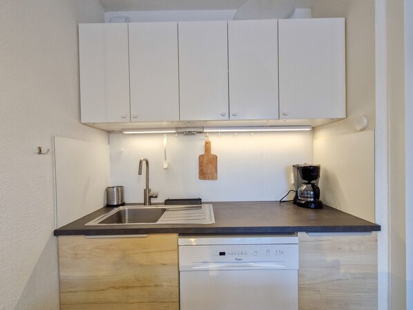 Fridge, stovetop, dishwasher, coffee/tea maker