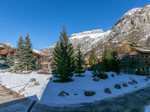 A snow-covered mountain landscape with wooden cabins and evergreen trees. - Premium apartment, 4 ppl, wifi (Val-d'Isère)