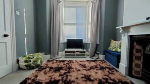 Smart TV, books - Comfortable home away from home (Gillingham)