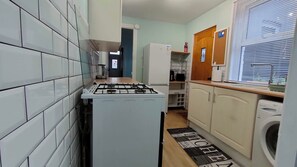 Fridge, microwave, oven, stovetop - Comfortable home away from home (Gillingham)