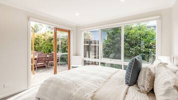 4 bedrooms, iron/ironing board, free WiFi, bed sheets