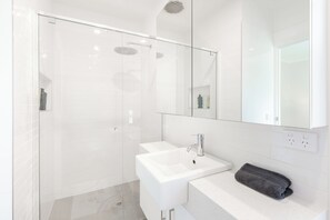 Shower, towels, soap, shampoo - Geelong Road (Barwon Heads)