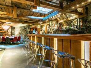 Bar (on property) - Luxury chalet with pool, sauna, hammam and bar - Sleeps 12 (Val-d'Isère)