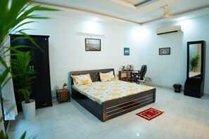 5 bedrooms, in-room safe, internet, bed sheets