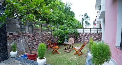 Cozy Retreat I Free Breakfast | Near Centrum Hotel