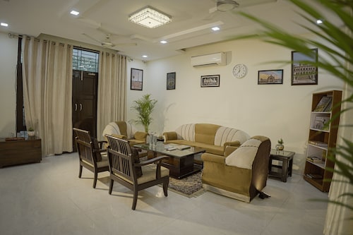 Cozy Retreat I Free Breakfast | Near Centrum Hotel