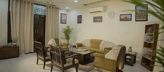 Cozy Retreat I Free Breakfast | Near Centrum Hotel