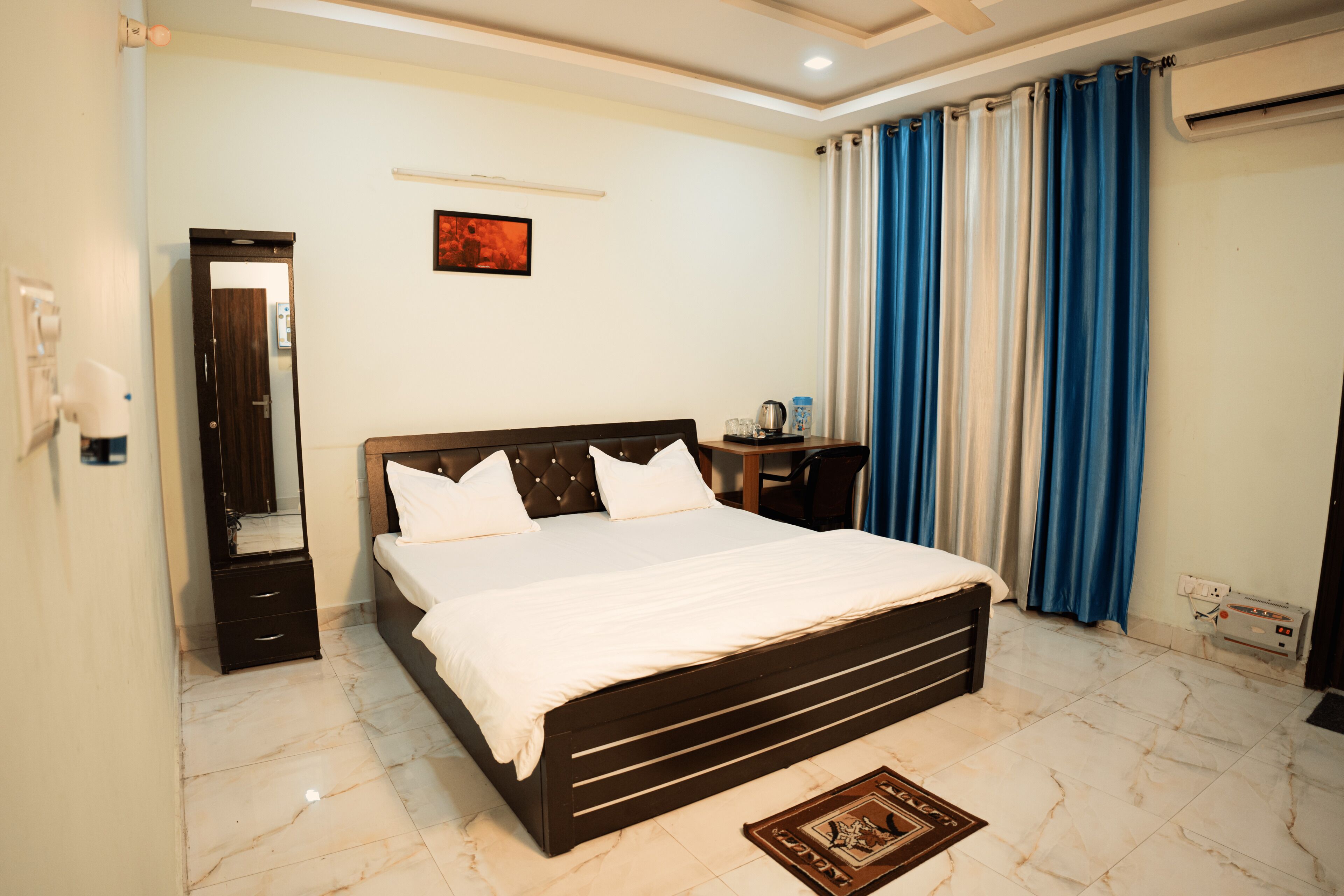 5 bedrooms, in-room safe, Internet, bed sheets