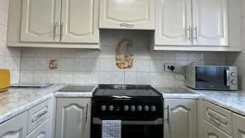 House | Private kitchen | Fridge, microwave, oven, stovetop