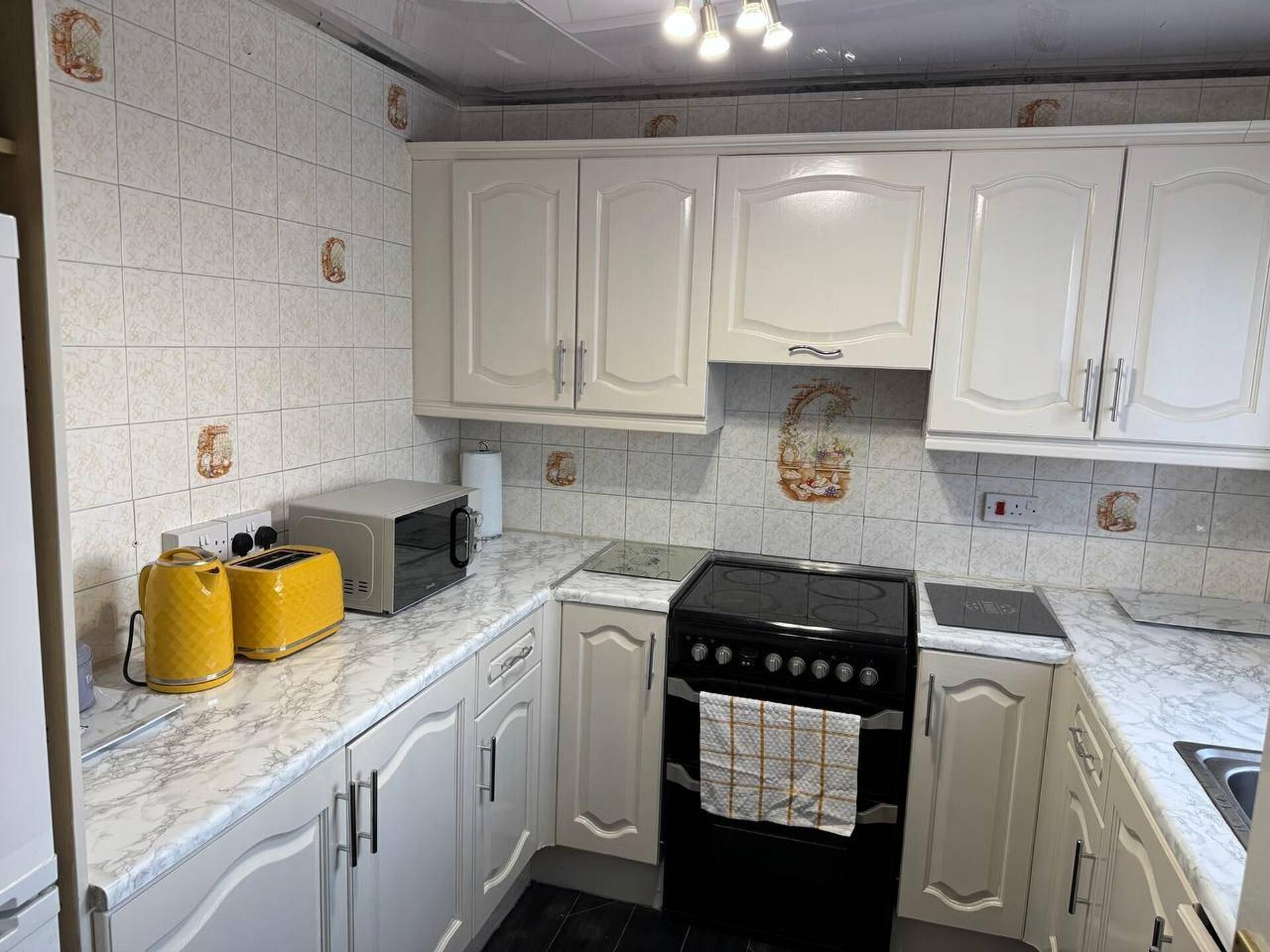 House | Private kitchen | Fridge, microwave, oven, stovetop
