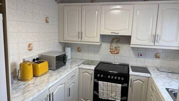 House | Private kitchen | Fridge, microwave, oven, stovetop