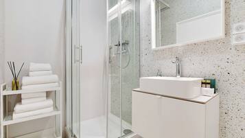 Douche, sĂšche-cheveux, serviettes fournies