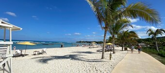 Hospitality Expert Ultra: 11BR, Pool, Beach, Chef