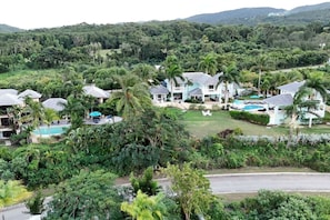 Exterior - Hospitality Expert Ultra: 11BR, Pool, Beach, Chef (Montego Bay)