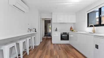 Frigorífico, microondas, horno y placa de cocina