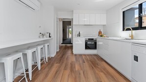 Wasserkocher mit Kaffee-/Teezubehör, Kühlschrank, Mikrowelle, Ofen