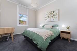 3 bedrooms, desk, iron/ironing board, travel cot - Wonderful William - Charming Home close to CBD (Bathurst)