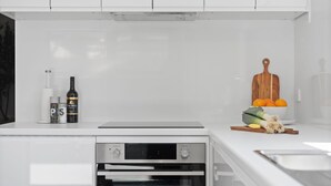 Wasserkocher mit Kaffee-/Teezubehör, Kühlschrank, Mikrowelle, Ofen