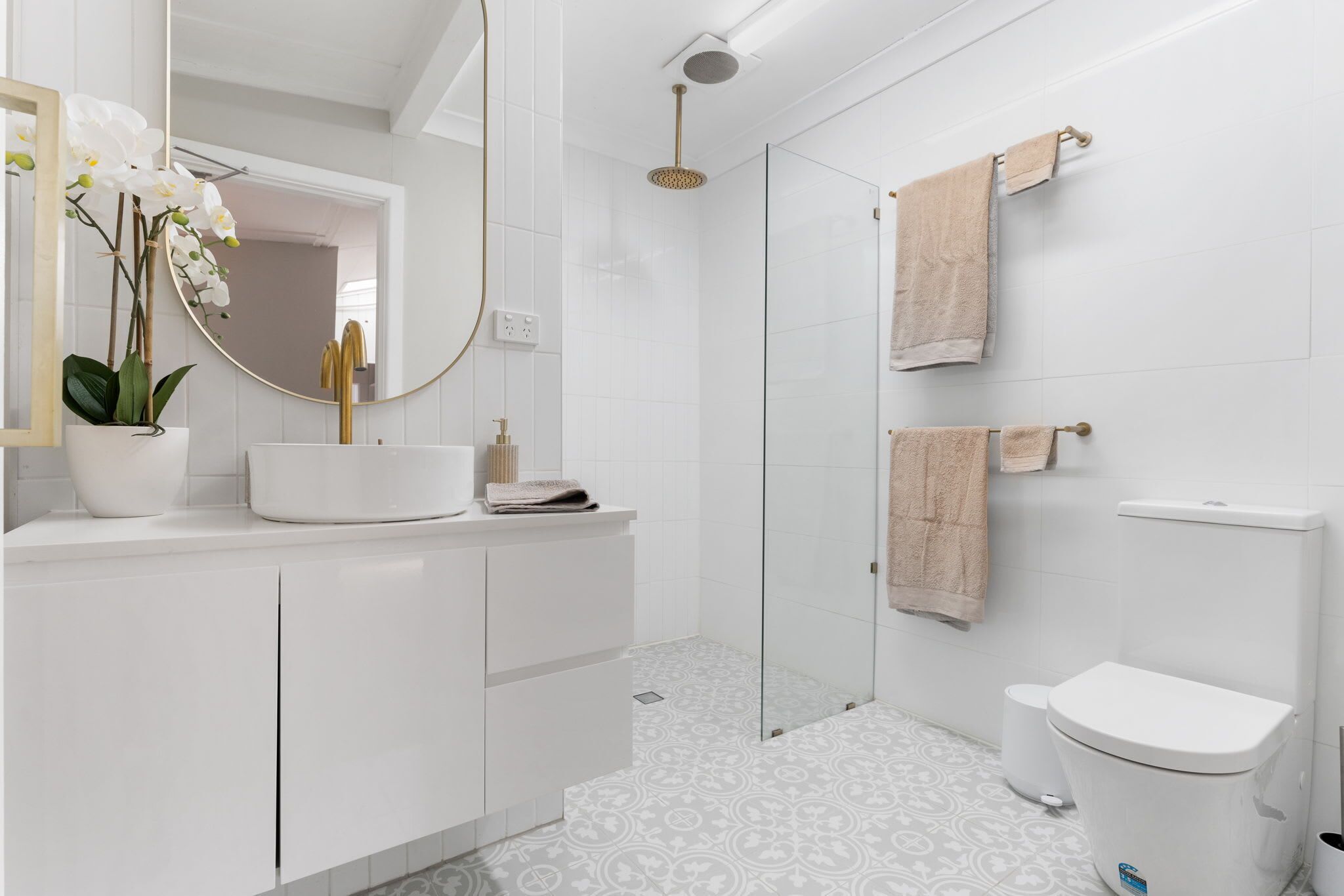 Shower, hair dryer, towels, shampoo