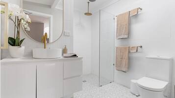 Shower, hair dryer, towels, shampoo