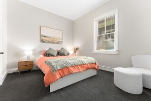 3 habitaciones, tabla de planchar con plancha, wifi y ropa de cama 