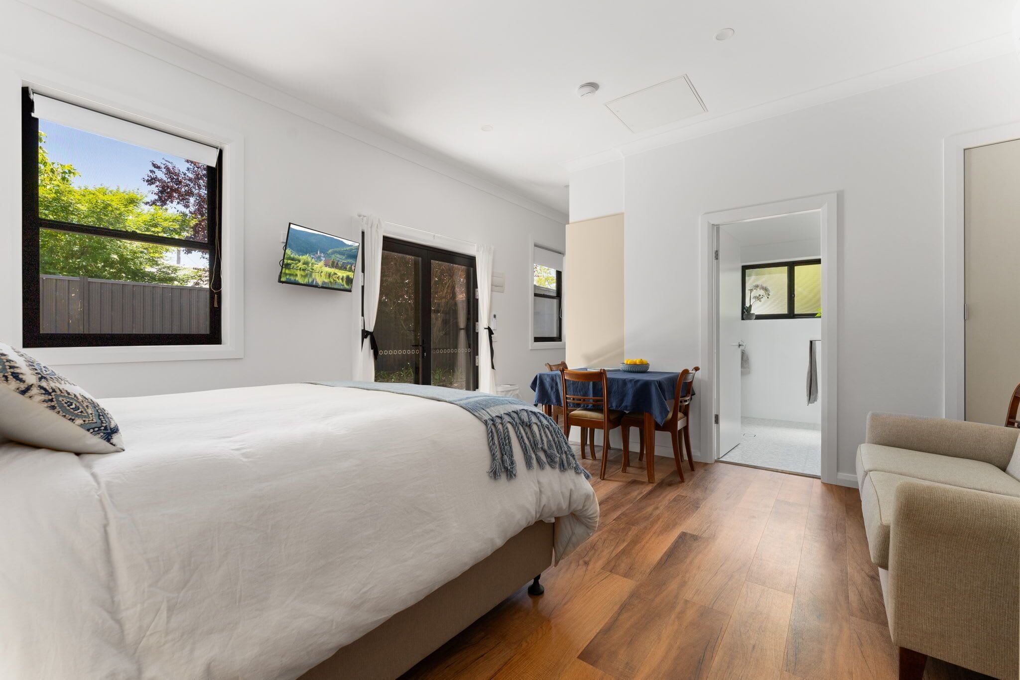 Iron/ironing board, WiFi, bed sheets