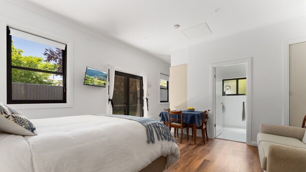 Iron/ironing board, WiFi, bed sheets - Charming Studio for Two in the Heart of Bathurst (Bathurst)