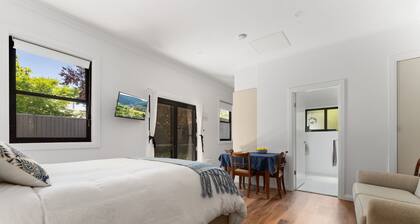Charming Studio for Two in the Heart of Bathurst