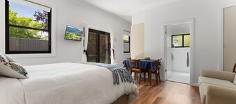 Charming Studio for Two in the Heart of Bathurst
