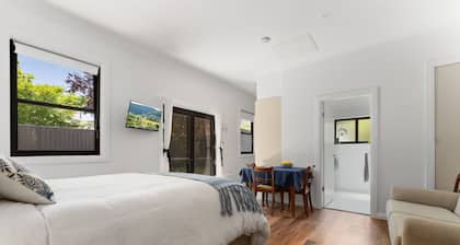 Charming Studio for Two in the Heart of Bathurst