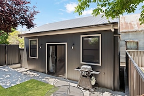 Terrace/patio - Charming Studio for Two in the Heart of Bathurst (Bathurst)