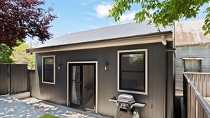 Terrace/patio - Charming Studio for Two in the Heart of Bathurst (Bathurst)