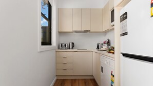 Coffee/tea maker, fridge, microwave, stovetop - Charming Studio for Two in the Heart of Bathurst (Bathurst)