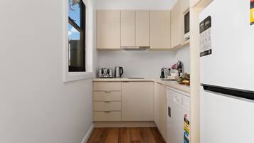 Fridge, microwave, stovetop, dishwasher