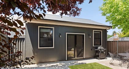 Charming Studio for Two in the Heart of Bathurst