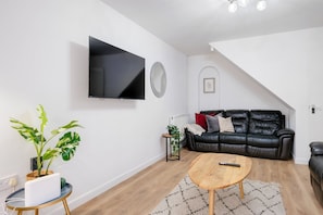 Familiehus | Oppholdsområde | En 47-tommers smart-TV med digitale kanaler samt Netflix