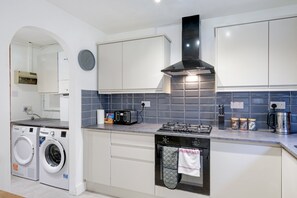 Family House | Private kitchen - Spacious 4-Bedroom 2-Bath Home in Bywood (Bracknell)