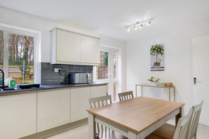 Private kitchen - Spacious 4-Bedroom 2-Bath Home in Bywood (Bracknell)