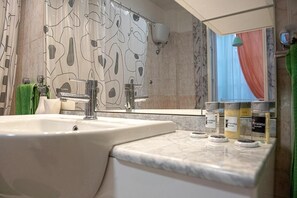 Hair dryer, bidet, towels, soap - PITAGORA HOUSE, 3 bedrooms, bathroom, TV and dining room, cooking area, veranda (Taranto)