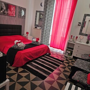 3 bedrooms, desk, iron/ironing board, free WiFi - PITAGORA HOUSE, 3 bedrooms, bathroom, TV and dining room, cooking area, veranda (Taranto)